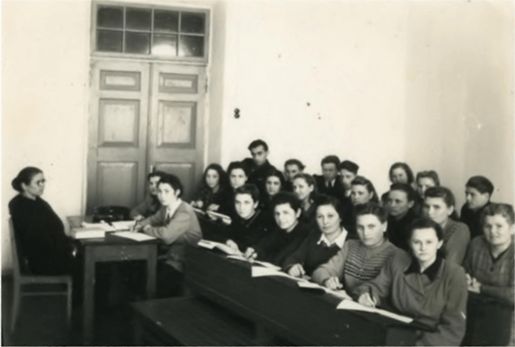 Студенты на занятии. 1950-е годы Студенты на занятии. 1950-е годы
