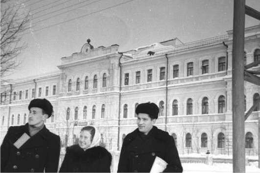 Студенты-отличники у восстановленного корпуса пединститута на улице Пушкина. 1950 год Студенты-отличники у восстановленного корпуса пединститута на улице Пушкина. 1950 год