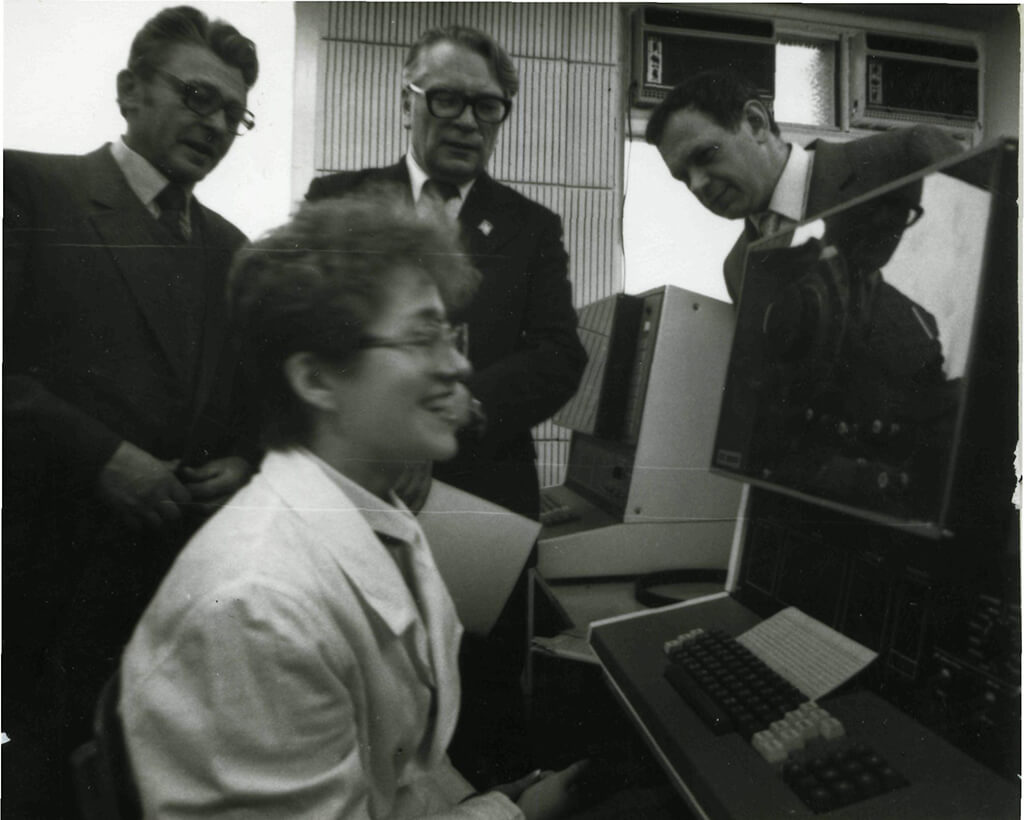 Преподаватели в кабинете вычислительной техники. 1970-е годы Преподаватели в кабинете вычислительной техники. 1970-е годы