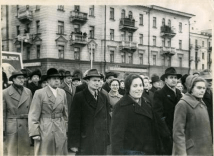 Представители пединститута на праздничном шествии. 1970-е годы Представители пединститута на праздничном шествии. 1970-е годы