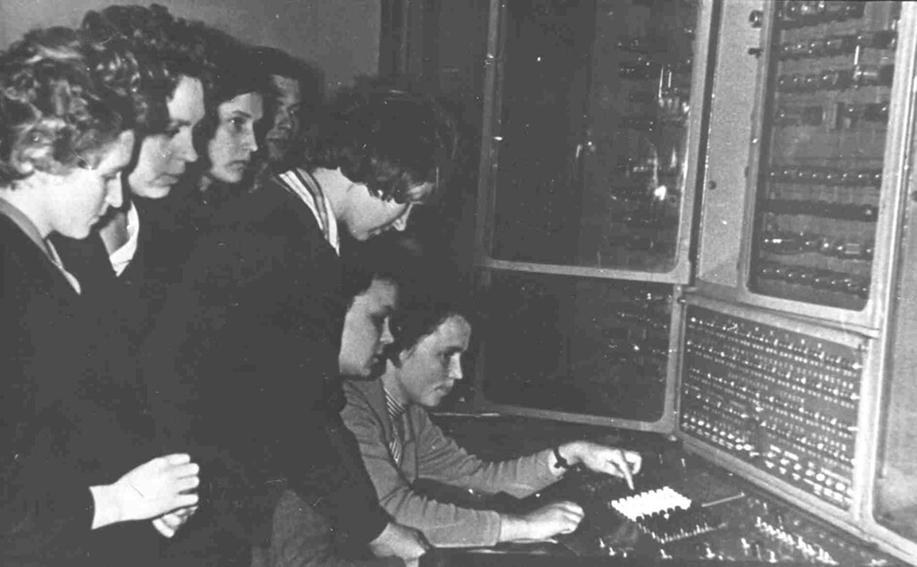 Студенты физико-математического факультета у пульта ЭВМ Урал. 1970 год Студенты физико-математического факультета у пульта ЭВМ Урал. 1970 год