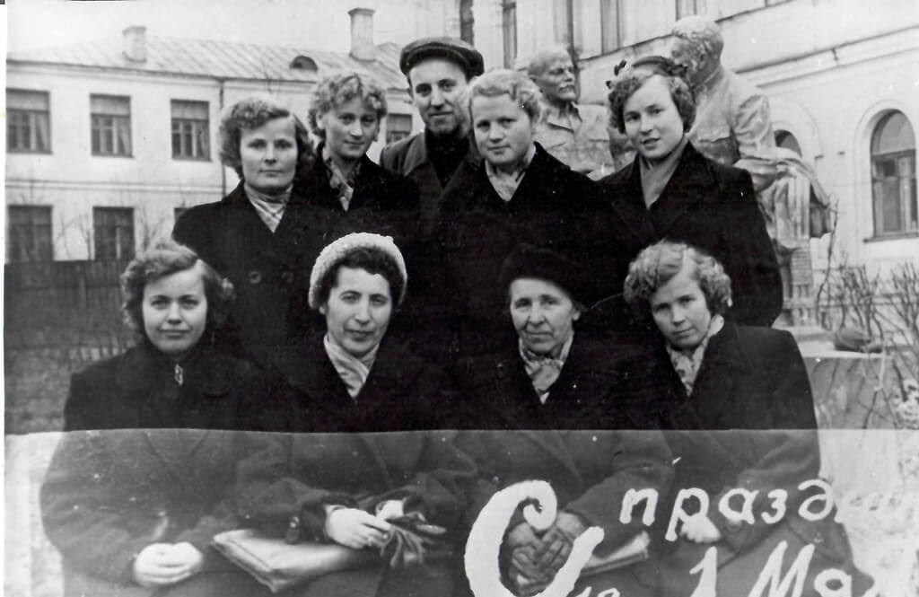 У старого здания пединститута. 1 мая 1958 года У старого здания пединститута. 1 мая 1958 года