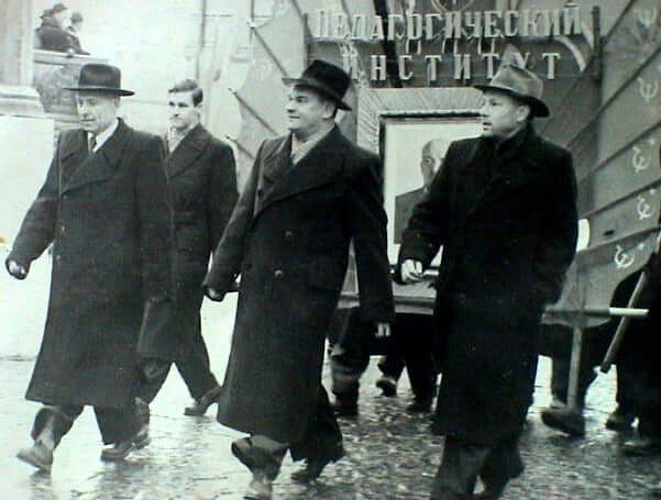 А.В. Горбачёв, ректор пединститута, на демонстрации. 1960-е годы А.В. Горбачёв, ректор пединститута, на демонстрации. 1960-е годы